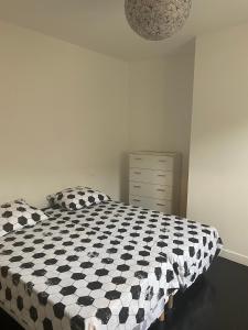 DUPLEX MEUBLÉ HYPER CENTRE ST CERE 4 PERS + LIT BB. WIFI.