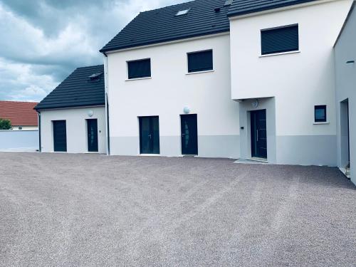 Duplex, parking gratuit privé, 5min centre Auxerre