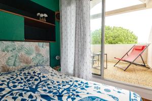 Duplex with pool and loggia near the sea