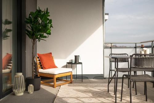 DWELLSTAY - Modernes Apartment I 55qm I 2 Zimmer I Küche I Bad I Terrasse I TV I Netflix