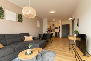 DWELLSTAY - Modernes Apartment I 55qm I 2 Zimmer I Küche I Bad I Terrasse I TV I Netflix