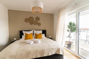 DWELLSTAY - Modernes Apartment I 55qm I 2 Zimmer I Küche I Bad I Terrasse I TV I Netflix