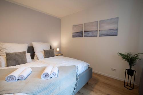 DWELLSTAY - Premium Wohnung I 95qm I 3 Schlafzimmer I großes Bad I Küche I Wohnzimmer I TV