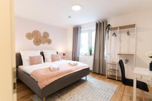 DWELLSTAY - Premium Wohnung I 95qm I 3 Schlafzimmer I großes Bad I Küche I Wohnzimmer I TV
