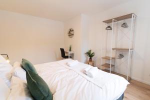 DWELLSTAY - Premium Wohnung I 95qm I 3 Schlafzimmer I großes Bad I Küche I Wohnzimmer I TV