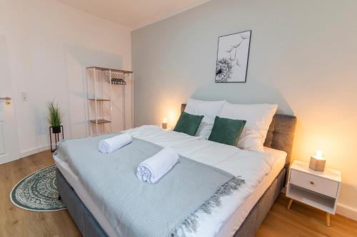 DWELLSTAY - Wohnung 90qm, 3 Schlafzimmer, Küche, Wohnzimmer, Balkon, Netflix