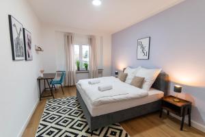 DWELLSTAY - Wohnung 90qm, 3 Schlafzimmer, Küche, Wohnzimmer, Balkon, Netflix