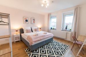 DWELLSTAY - Wohnung 90qm, 3 Schlafzimmer, Küche, Wohnzimmer, Balkon, Netflix