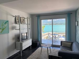 ECHAPPEE BELLE AU BORD DU LAC