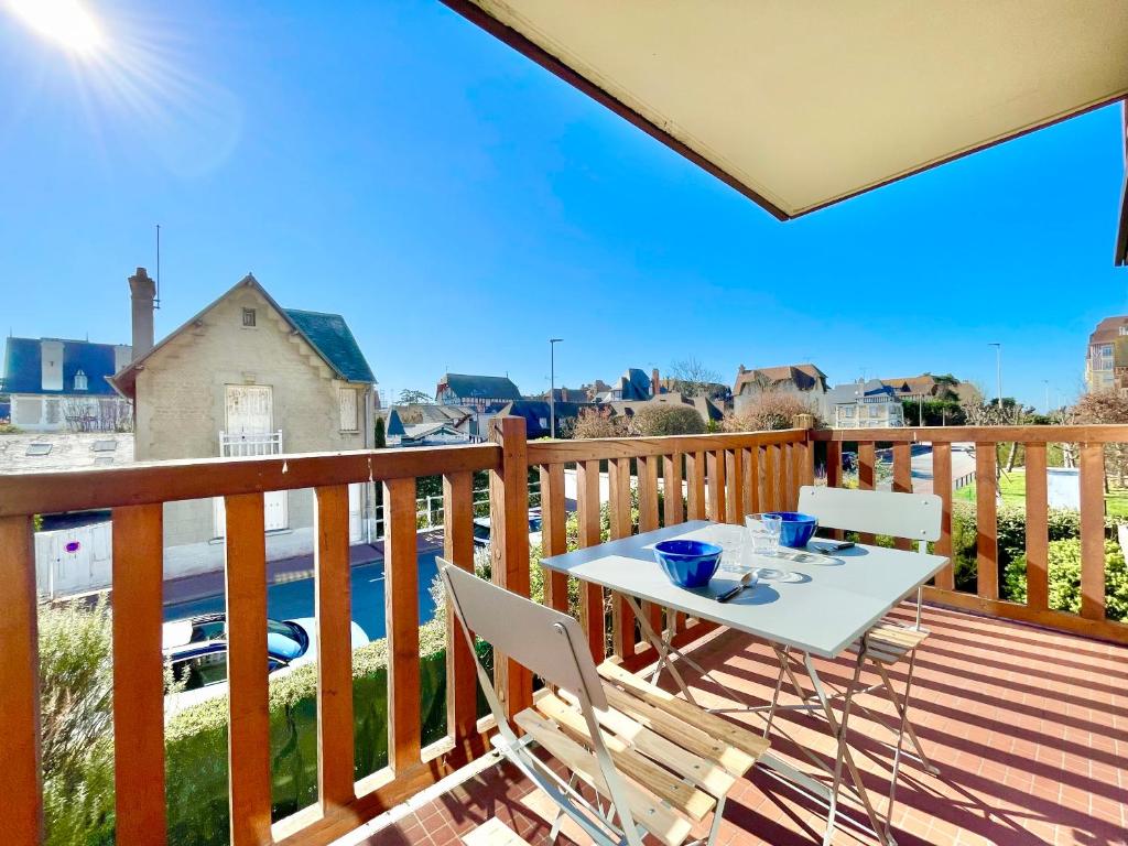 ECHAPPEE CHIC - Balcon - 150 m Casino Deauville & Plage 107A Rue Victor Hugo, 14800 Deauville