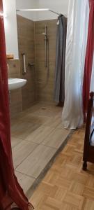 EG-Zimmer mit Bad und Terrasse