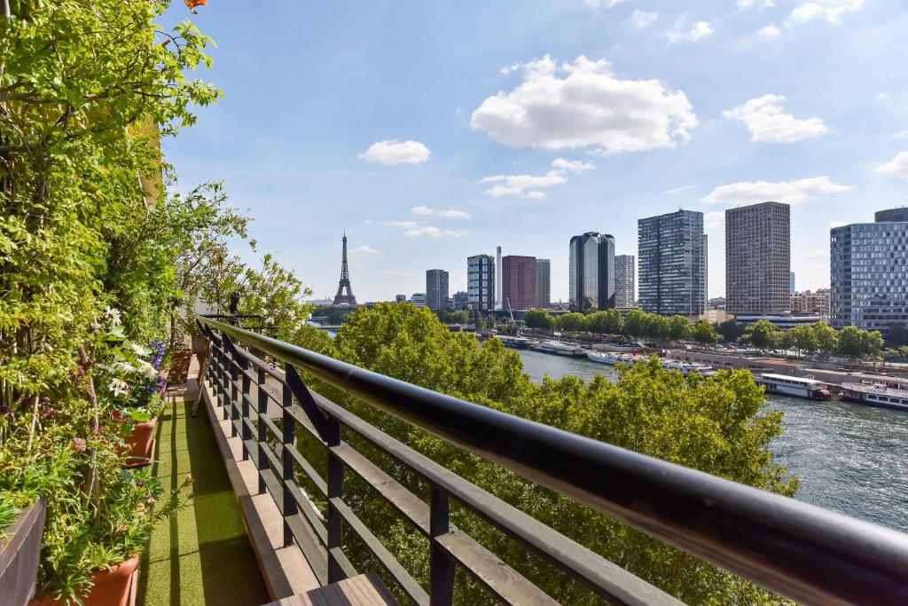 Eiffel Tower Mirabeau Bridge's Eagle sight 50 Quai Louis Blériot, 75016 Paris