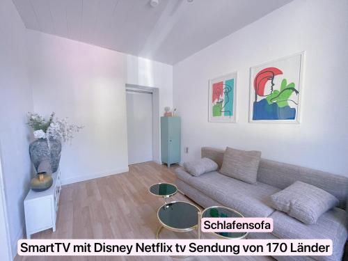 Ein Schlafenzimmer Wohnzimmer Schlafensofa maximum 3personen Rheinhausen Center 24h checkin