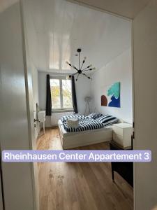 Ein Schlafenzimmer Wohnzimmer Schlafensofa maximum 3personen Rheinhausen Center 24h checkin