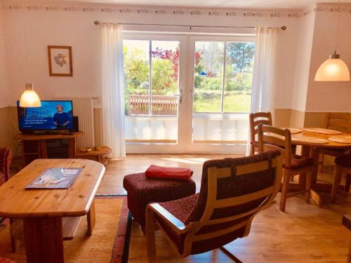 Ein-Steinwurf-zum-Ostseestrand-Ferienwohnung-Martha-mit-Terrasse