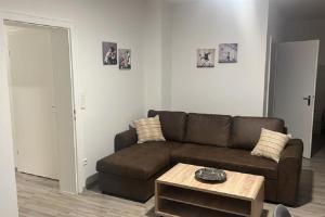 Eine modern renovierte Wohnung mit Balkonterrasse.