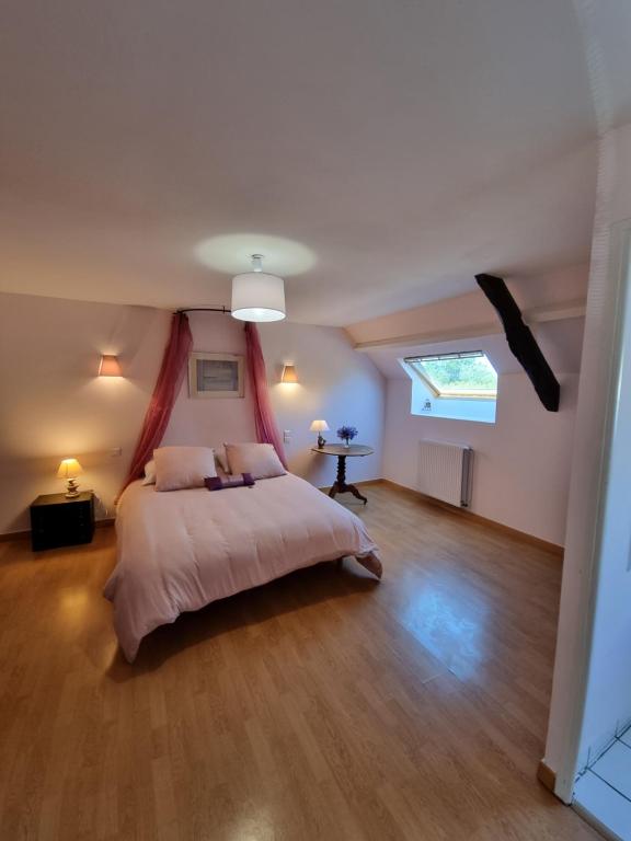 Einfaches 2-Zimmer-Appartement mit Balkon.