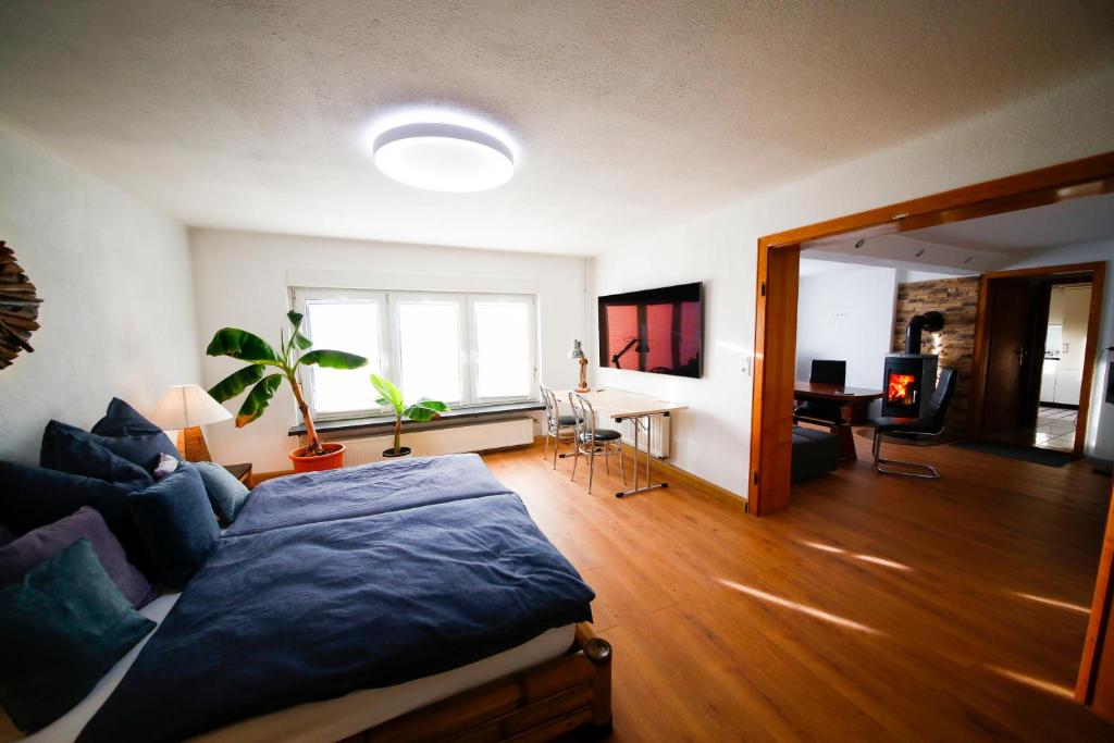 Appartement Einzigartiges Appartment mit Kamin, Whirlpool, Netflix, Internet, Workspace, Garten und tropischem Flair Schloßberg 30 07333 Unterwellenborn