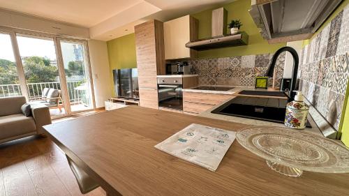 -ELEGANT APARTMENT- Near the center and sea