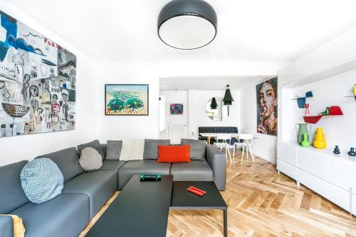Elegant, Contemporary Style Apartment Faisanderie