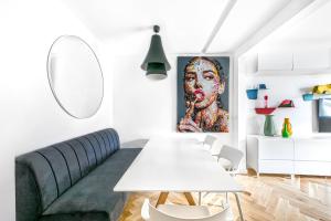 Elegant, Contemporary Style Apartment Faisanderie