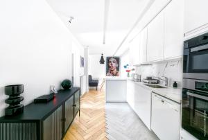 Elegant, Contemporary Style Apartment Faisanderie