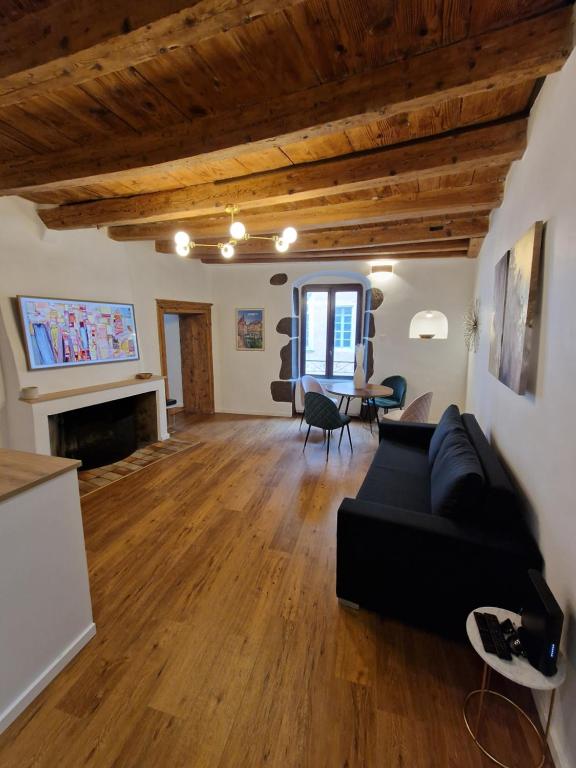 Elegant flat in old town, 2 mins walk to lake 24 Rue Filaterie, 74000 Annecy