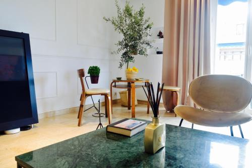 Elegant & Luminous 2-BR - Antibes City Center