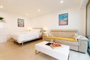 Elegant one room of golden square