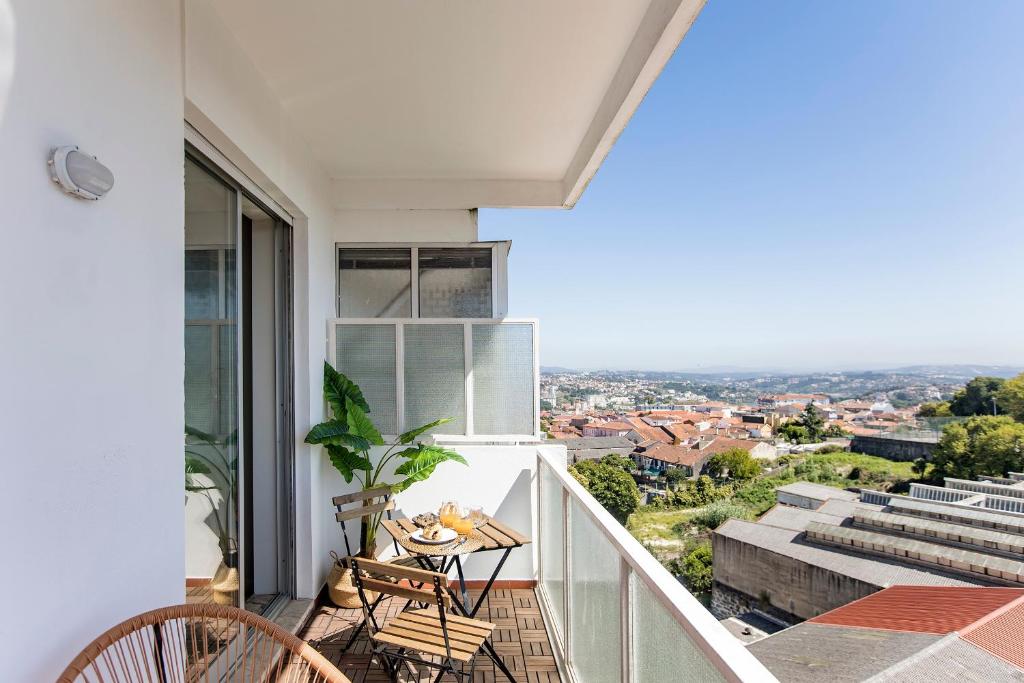 Elegant Studio w/ AC & Balcony by LovelyStay 641 Rua de Pinto Bessa 6º Dto, 4300-431 Porto