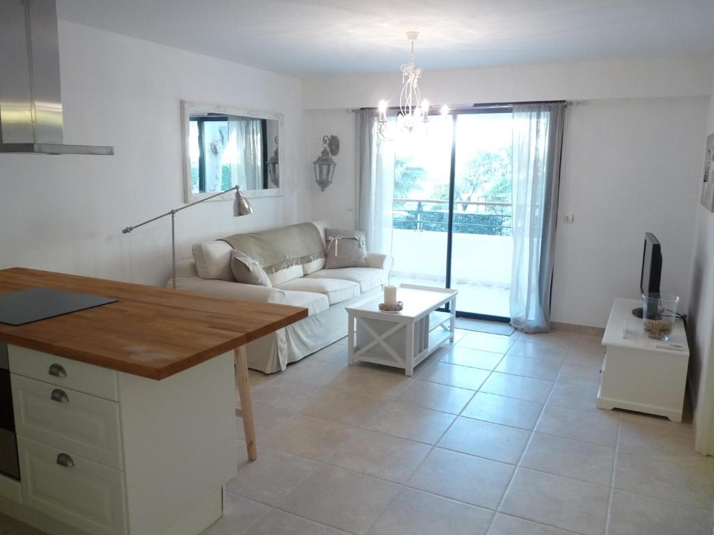 Elegant two bedroom apartment with modern design and terrace close to beaches and Cannes center 546 14 Avenue du Parc de Madrid, 06400 Cannes