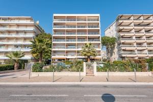 Emilie - panoramic sea views, beach facing