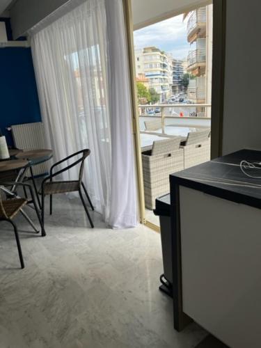 EMPLACEMENT DE PREMIER ORDRE EN BAS DES PLAGES ET DES COMMERCES
