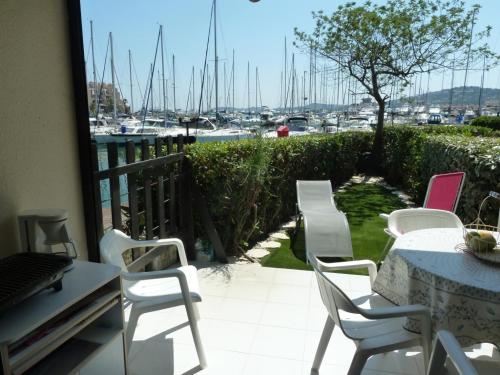 En bord de mer, dans une marina face à St Tropez
