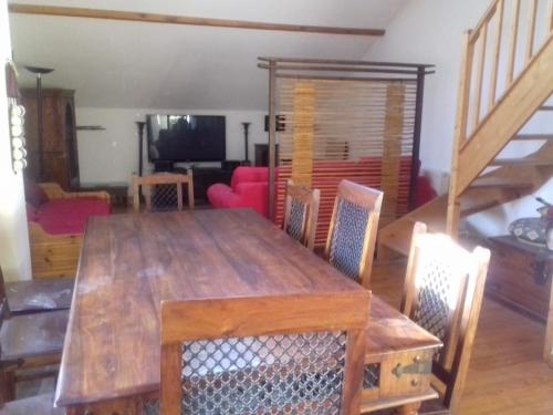 Appartement en loft 50m2 dans maison avec chambre en mezzanine et canapes lits dans salon Saint-Pierre-de-Chartreuse france