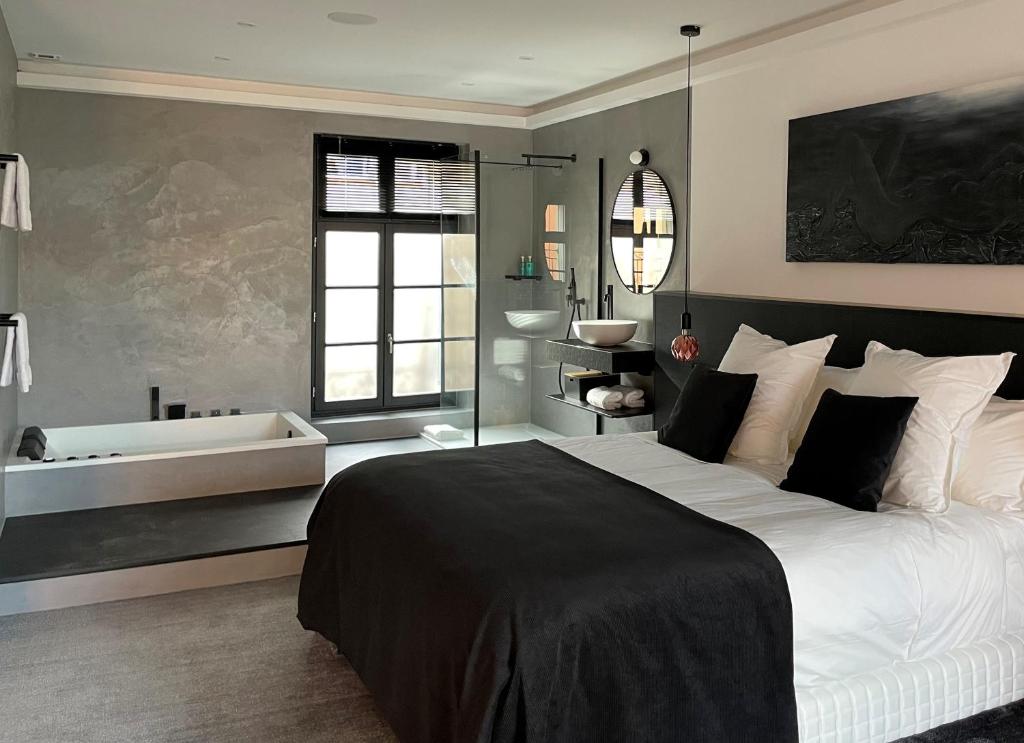 Appartement Ennéa - Jacuzzi & Luxury Suites - Adults Only 9 Rue Fabriqués d'en Nabot 66000 Perpignan