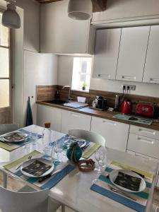 Escapade à Sanary, au coeur du village, 200M du Port,Clim,Wifi,Parking