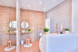 Escapade en Amoureux T2 luxueux, Love Room avec balnéo, 60m gare - hypercentre - La Porte Bleue 4