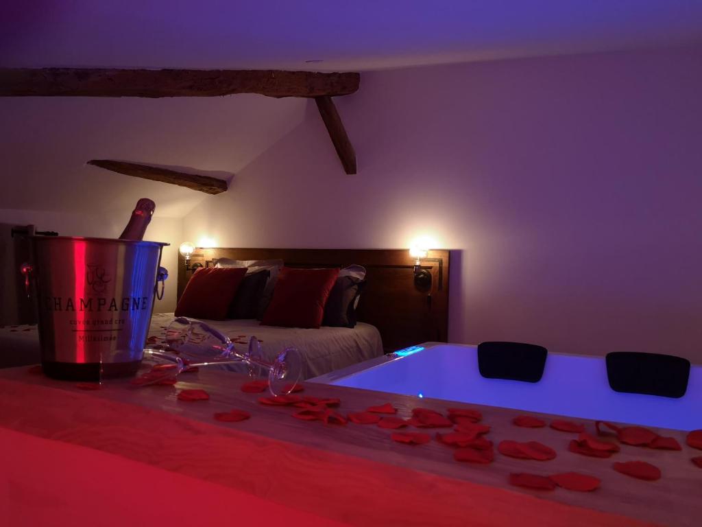 Appartement Escapade Veyloise-Nuit romantique-Spa-Champagne 28 Grande Rue 01290 Pont-de-Veyle