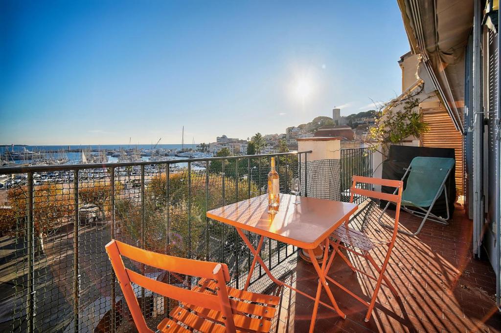 Appartement EXCEPTIONNEL 3 PIECES AVEC TERRASSE VUE SUR VIEUX PORT CENTRE VILLE l! A2B195 Félix faure, 31 06400 Cannes