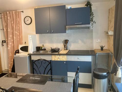EXIGEHOME-Grand Studio en plein centre de Saint Germain en Laye