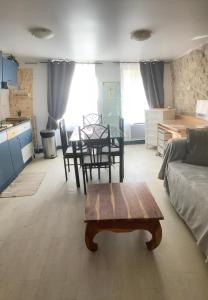 EXIGEHOME-Grand Studio en plein centre de Saint Germain en Laye
