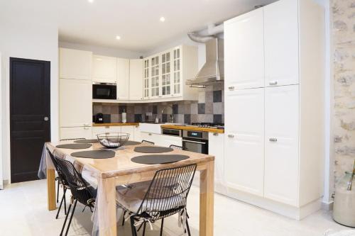 EXIGEHOME-Ici habita Voltaire Maison en plein centre ville