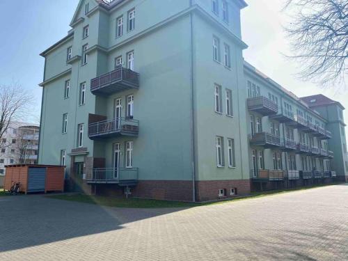 Exkl. helles Apartment mit Balkon, WLAN& Parkplatz
