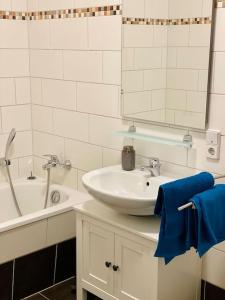 Exkl. helles Apartment mit Balkon, WLAN& Parkplatz