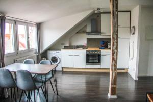 EXKLUSIVE 2 Zi. Dachgeschosswohnung in Top Lage!