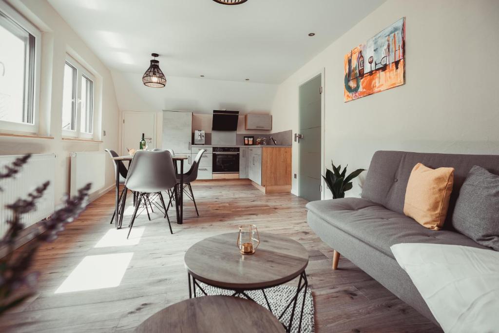 Exklusive Ferienwohnung mit TOP Ausstattung, 82 qm2 Dachterrasse,E-Ladestation 4 Drillesplatz, 56820 Senheim