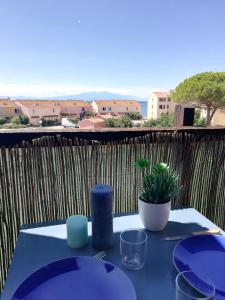 Appartement Exposé Plein Sud - Mezzanine pour les enfants - Terrasse extérieure avec Vue magnifique sur le Canigou - Piscine en saison estivale-Check-in Automatisé Boulevard Guadeloupe 66420 Le Barcarès Languedoc-Roussillon