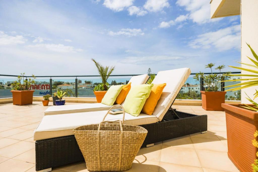 Exquisite Penthouse Apartment w Large Terrace Pool & Parking Avenida de Ceuta, 8125-406 Quarteira