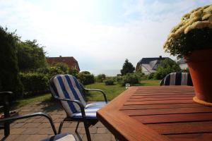 F-1096 Edelrose FeWo 01 Terrasse, Meerblick